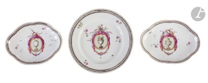 null Frankenthal
Un plat rond et deux plats ovales en porcelaine à décor polychrome...