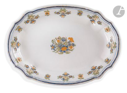 null MOUSTIERS
Oval earthenware basin with notched edge, with polychrome decoration...