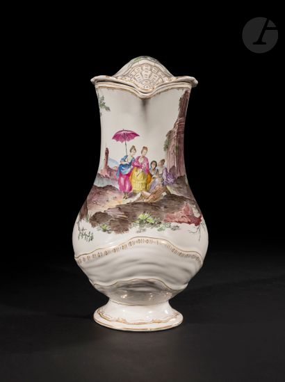 null MARSEILLE
Covered ewer of baluster form and its basin, out of earthenware, handle...