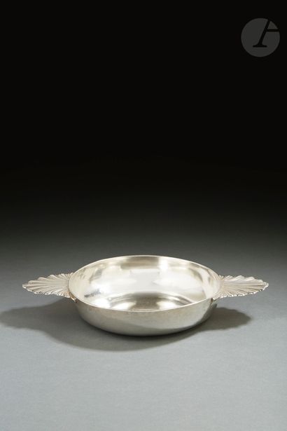 null PARIS 1734 - 1735
Bottom of silver bowl, the two ears with channels simulating...