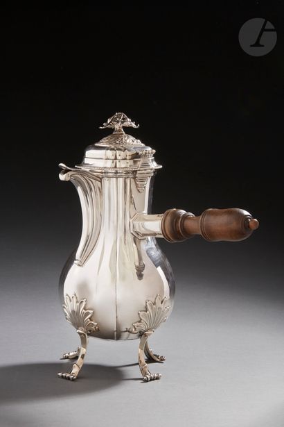 null DOUAI 1746 - 1749
Four-legged silver coffee pot of baluster form, the feet with...