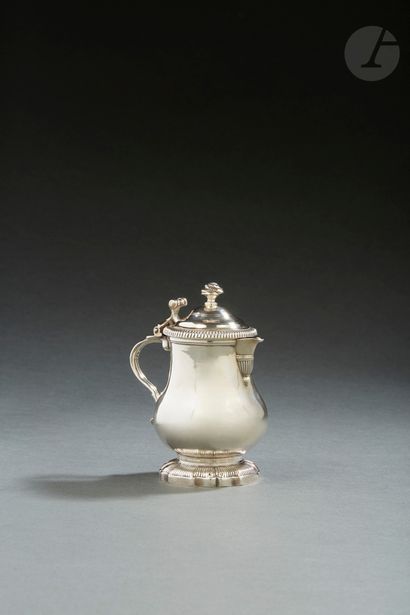 null PARIS 1746 - 1747
Creamer/mustard pot in plain silver. It rests on a poly-lobed...