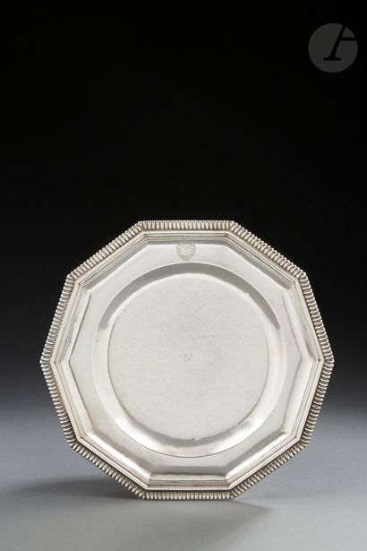 null PARIS 1730 - 1731
Decagonal silver plate molded with gadroons, engraved on the...
