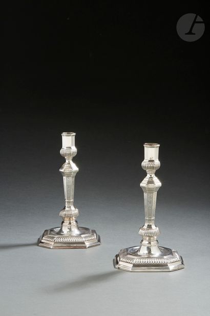 null PARIS 1709 - 1710
Pair of silver candlesticks with square base and eight cut...