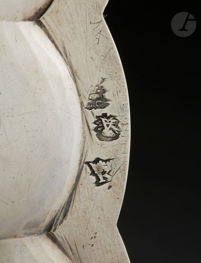 null PARIS 1750 - 1751
Grand plat en argent de forme ovale, à bouts rentrés, mouluré...