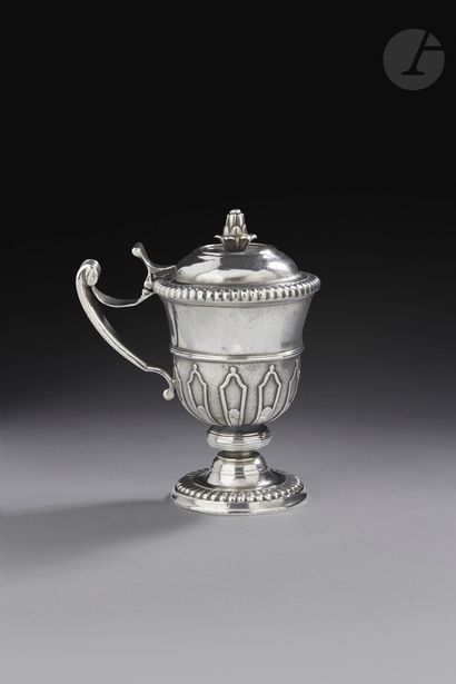 null PARIS 1734 - 1735
Mustard pot in silver decorated with sconces. It stands on...