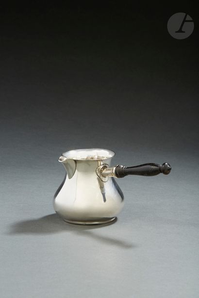 null SAINT-MALO 1775 - 1777
Dairy in plain silver with flared edge. The side handle...