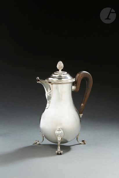 null VALENCIENNES AROUND 1760 - 1770
Tripod silver coffee pot engraved with a coat...