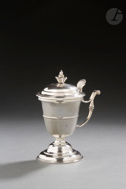null LILLE 1760 - 1761
Covered mustard pot in silver. It rests on a circular pedestal...