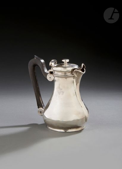 null PARIS 1762 - 1763
Marabou coffee pot in plain silver piriform with a spout taken...