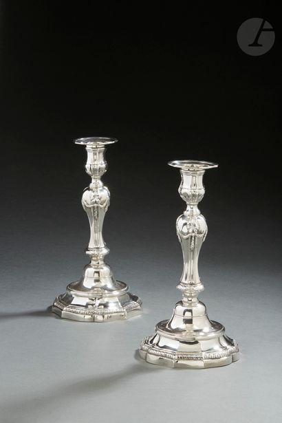 null LILLE 1782 - 1783
Pair of silver torches and their wicks. The base with nine...