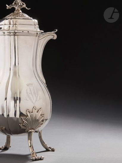 null DOUAI 1746 - 1749
Four-legged silver coffee pot of baluster form, the feet with...