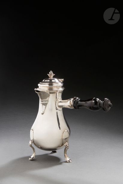 null TOULON 1760
Silver tripod coffee pot. The stepped feet extend on the attachment...