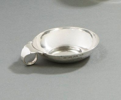 null REIMS 1748 - 1750
Tasse à vin en argent uni à anse prise sur pièce. Elle est...