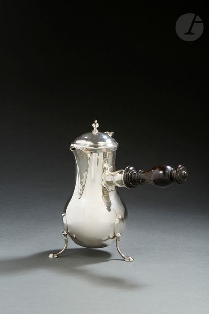 null GRENOBLE 1775 - 1781
Silver coffee pot tripod. It rests on three angled feet...