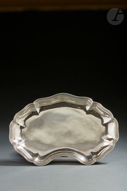 null ATTRIBUTED TO PARIS 1762 - 1768
Silver beard dish of oval form with contours...