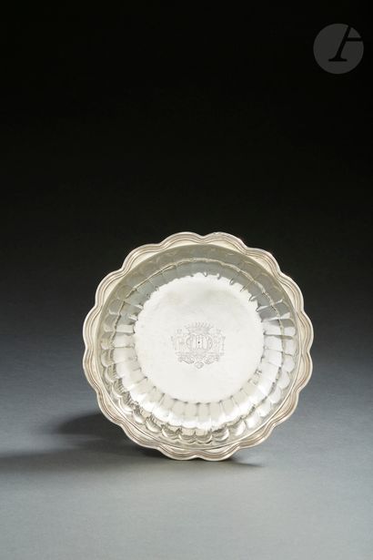 PARIS 1719 - 1720
Silver bowl with a poly-lobed...