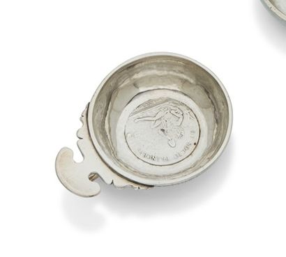 null LYON 1750-1751
Tasse à vin en argent uni posant sur une bâte cordée, le fond...