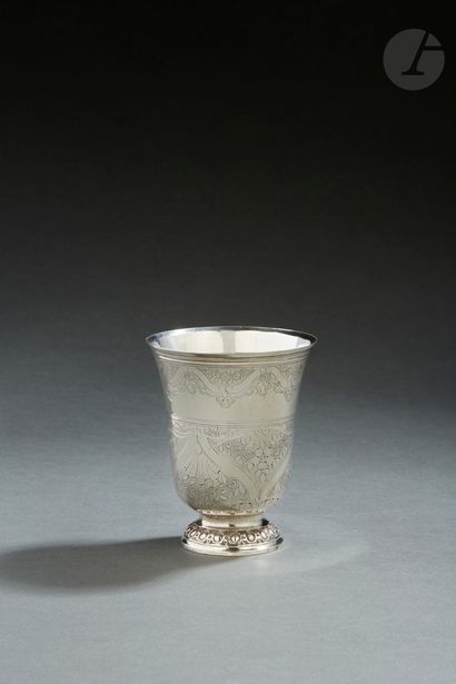 null PARIS 1775 - 1776
Silver tulip tumbler. It rests on a pedestal chiseled with...