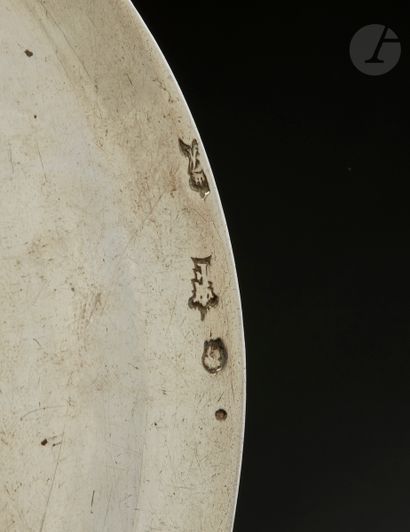 null PARIS 1769 - 1770
Paire de plats creux en argent uni, la bordure à cinq contours...