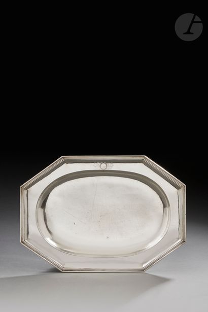 null STRASBOURG 1693 - 1725
Rectangular silver dish with cut sides and molded with...