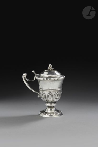null PARIS 1734 - 1735
Mustard pot in silver decorated with sconces. It stands on...