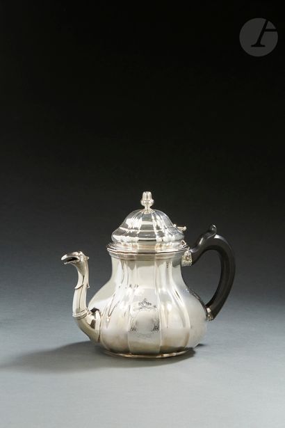 null LILLE 1736 - 1737
Silver teapot resting on a flat frame. Model with alternating...