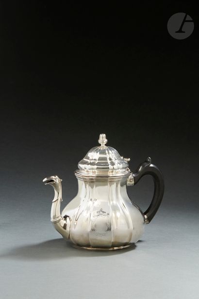 null LILLE 1736 - 1737
Théière en argent reposant sur une bâte plate. Modèle à pans...