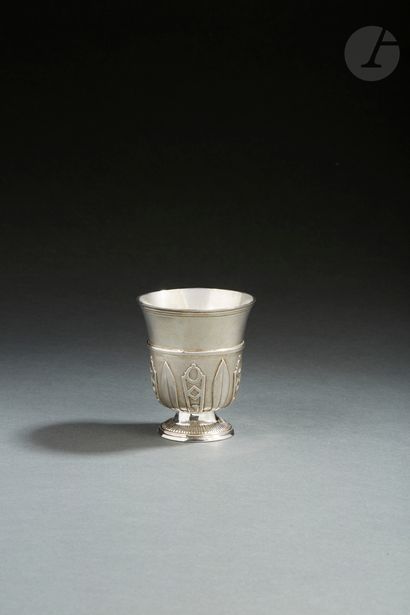 null LAVAL 1740 - 1742
Silver tulip tumbler with appliques. It rests on a pedestal...