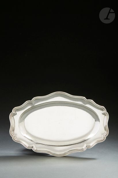 null PARIS 1748 - 1749
Silver dish of oval shape with contours, molded with nets....