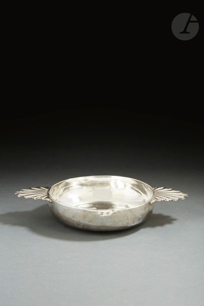 null PARIS 1705 - 1706
Bottom of silver bowl, the two ears with channels simulating...