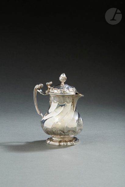 null PARIS 1761 - 1762
Silver creamer/mustard pot. Model ribs, engraved chiseled...
