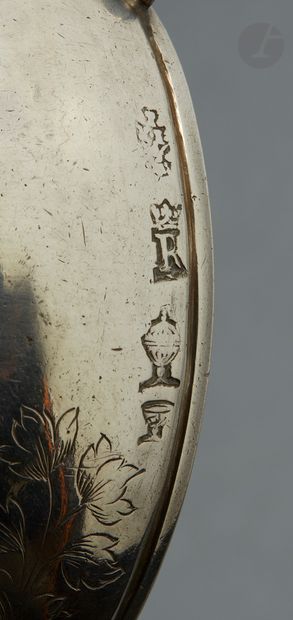 null ROUEN 1730 - 1731
Tasse à vin en argent uni, la prise de pouce découpée, gravée...