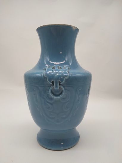 null Vase en porcelaine émaillée bleue, Chine, XXe siècle 
Les anses à motif archaïsants....