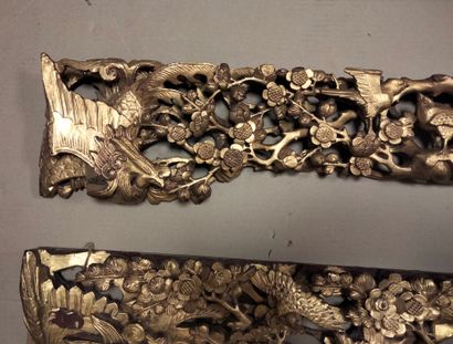 null Paire des panneaux en bois sculpté doré, Chine, XXe siècle 
A décor de phénix...