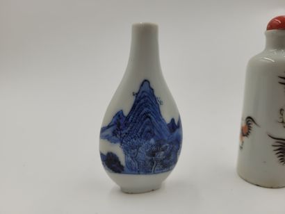 null 4 tabatières, Chine, XIX-XXe siècle 
- 1 de forme ovale applatie à décor bleu-blanc...