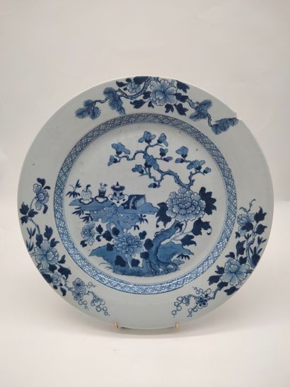 null Plat cirulaire en porcelaine bleu blanc, Chine XVIIIe siècle, Compagnie des...