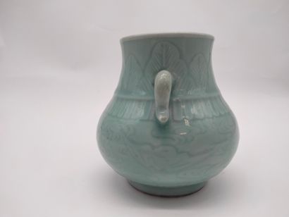 null 2 pièces en porcelaine, Chine 
Dont : 
- 1 vase en porcelaine céladon à deux...
