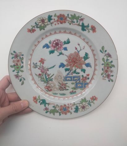 null Un plat et quatre assiettes, Chine XVIIIe siècle, Compagnie des Indes 
A décor...