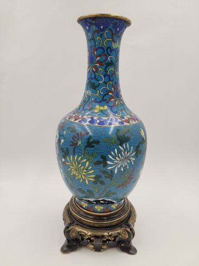 null Vase en alliage cuivreux à décor en émaux cloisonnés de fleurs sur fond turquoise,...