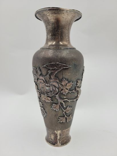 null Vase de forme balustre en argent, Chine, vers 1900 
A décor en relief de couple...