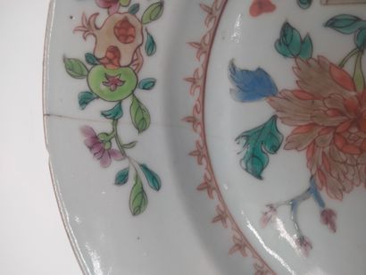 null Un plat et quatre assiettes, Chine XVIIIe siècle, Compagnie des Indes 
A décor...