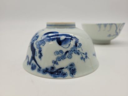 null 2 bols en porcelaine, Chine, XXe siècle
A décor bleu blanc de grues sous un...