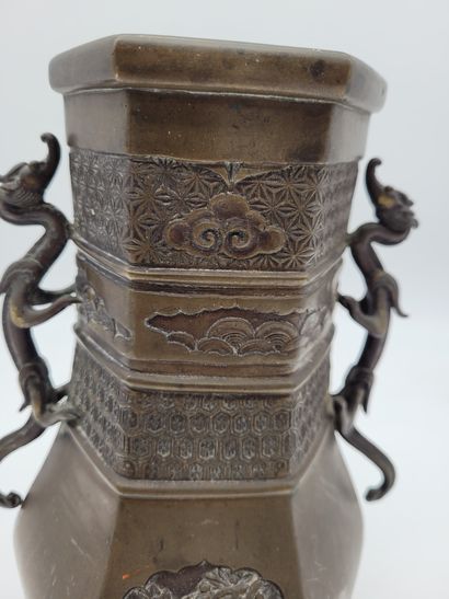 null Vase héxagonale en alliage de cuivre, Chine, vers 1900
Qiling formant les anses,...