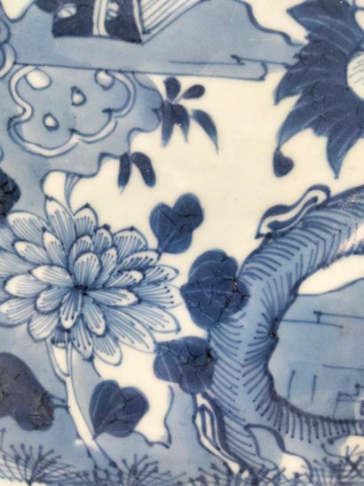 null Plat cirulaire en porcelaine bleu blanc, Chine XVIIIe siècle, Compagnie des...