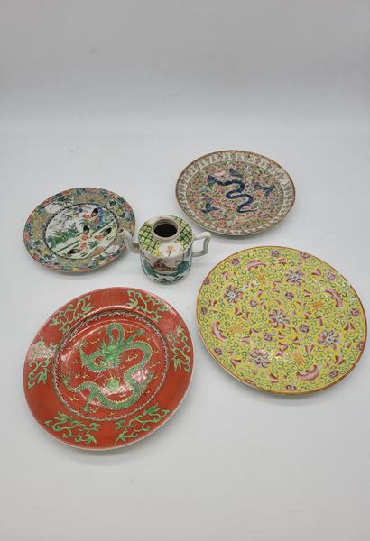 4 assiettes et 1 théière, Chine, XIX-XXe...