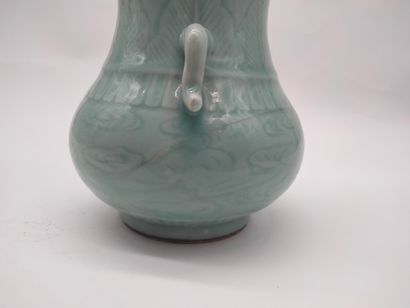 null 2 pièces en porcelaine, Chine 
Dont : 
- 1 vase en porcelaine céladon à deux...