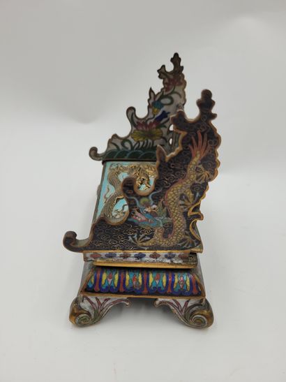 null Copper alloy inkwell, China, 20th century
With cloisonné enamel decoration of...