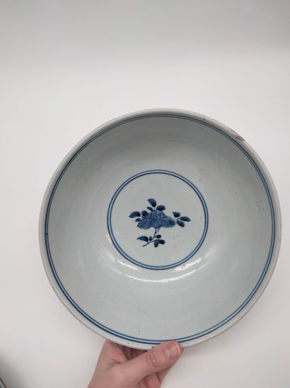 null Grands bol et assiette en porcelaine bleu blanc, Chine XVIIIe siècle, Compagnie...