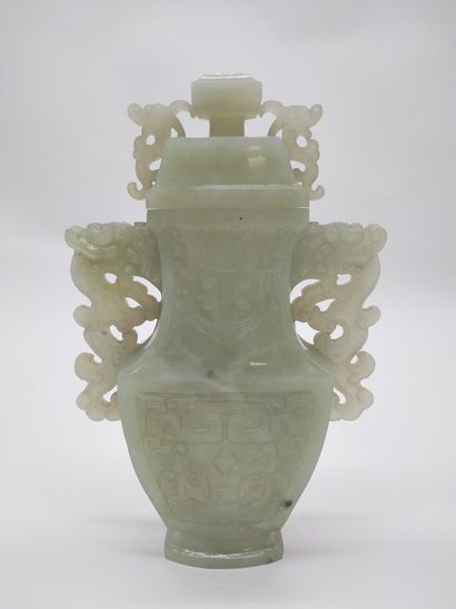 null Vase couvert de style archaïque en pierre dure, Chine, XXe siècle 
A décor de...